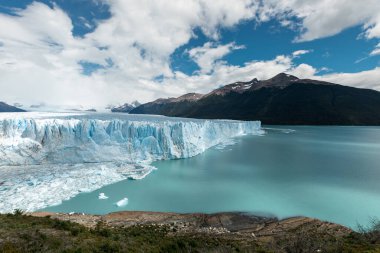 Göl manzarası ve Perito Moreno Buzulu