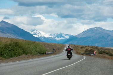 Motosiklet El Calafate 'deki dağlara doğru ilerliyor.