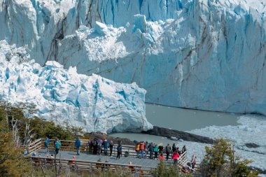 Perito Moreno Buzulu 'na hayran turistler 