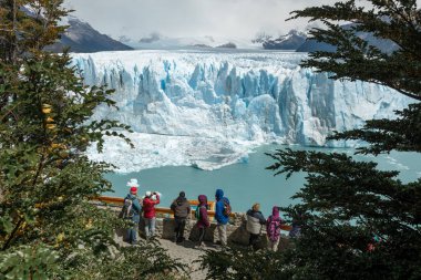 Perito Moreno Buzulu 'nu izleyen turistler