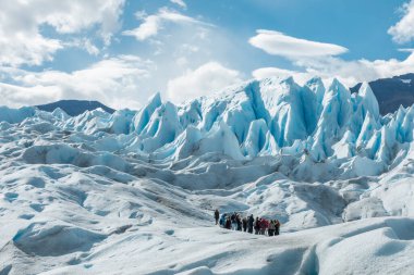 Perito Moreno Buzulu 'nun buz oluşumunda duran turistler
