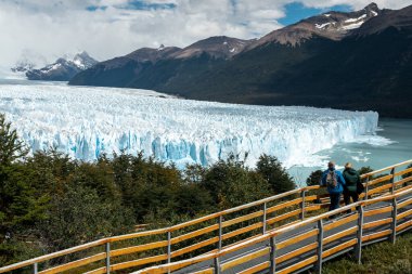 İzleme platformundan Perito Moreno Buzuluna bakan turistler