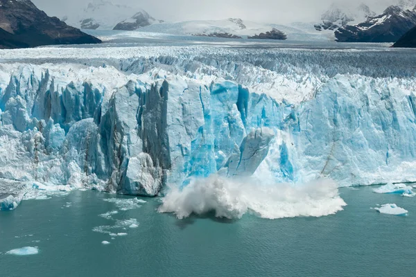 Gran trozo de hielo está rompiendo el glaciar Perito Moreno — Foto de Stock