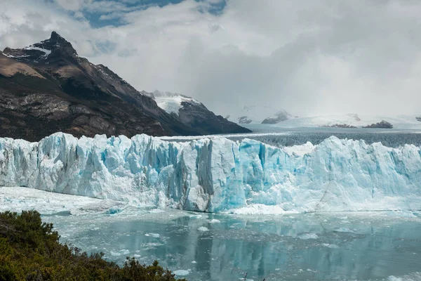 Pedaços de gelo a partir da borda da geleira Perito Moreno re parir para o lago — Fotografia de Stock