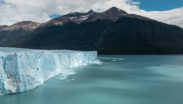 Barco de passeio flutuando no Lago Argentino em frente ao Glaciar Perito Moreno — Fotografia de Stock