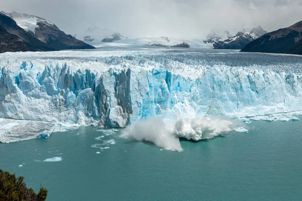Grande pedaço de gelo da geleira Perito Moreno está caindo na água — Fotografia de Stock