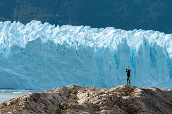 Perito Moreno Buzulu 'nun yanındaki kayada bir kadın.