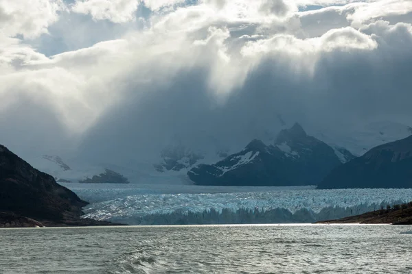 Picos nevados de las montañas cerca del Glaciar Perito Moreno, Patagonia — Foto de Stock