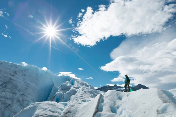 Egy férfi áll a Perito Moreno gleccser jégképződményének tetején. — Stock Fotó