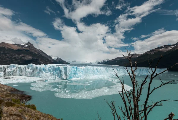 Pedaços de gelo da borda do Glaciar Perito Moreno estão entrando no lago — Fotografia de Stock