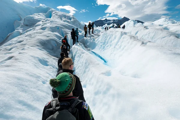 Egy csoport turista sétál a Perito Moreno gleccseren. — Stock Fotó