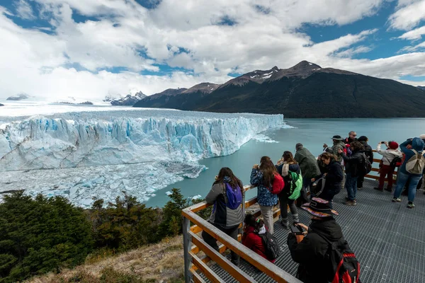 Perito Moreno Buzulu 'nun fotoğraflarını çeken turistler var. — Stok fotoğraf