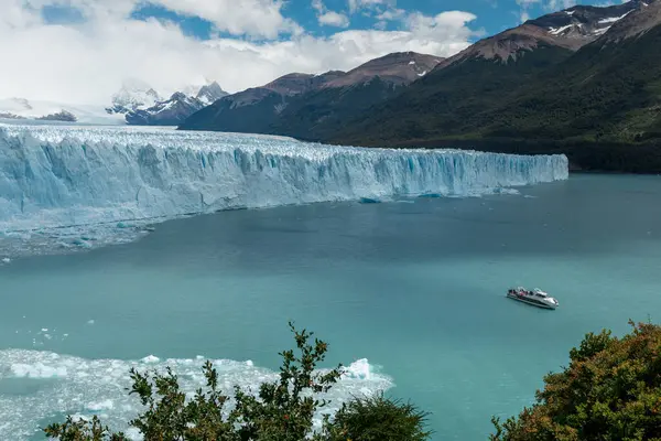 Ausflugsboot schwimmt im Lago Argentino vor dem Perito Moreno Gletscher — Stockfoto
