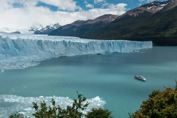 Ausflugsboot schwimmt im Lago Argentino vor dem Perito Moreno Gletscher — Stockfoto