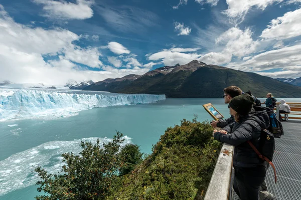 Touristen bewundern den Perito Moreno Gletscher von der Aussichtsplattform aus — Stockfoto