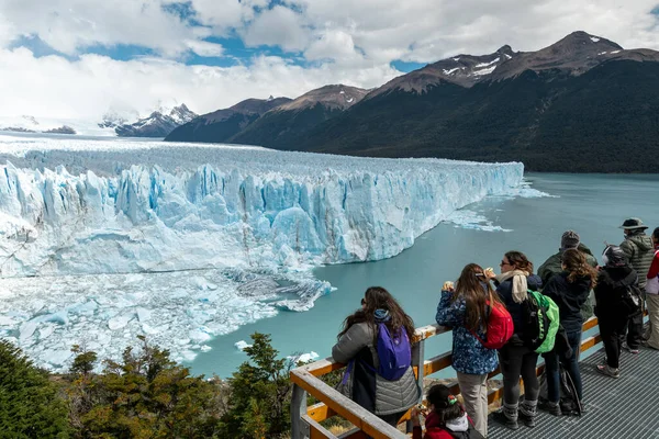 Touristen auf der Aussichtsplattform mit Blick auf den Perito-Moreno-Gletscher — Stockfoto