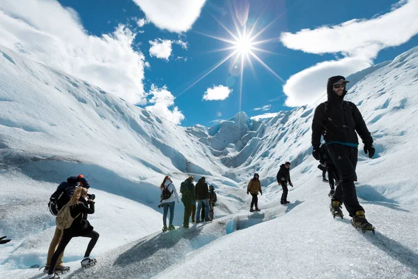 Мандрівники на льодовику Періто - Морено — стокове фото