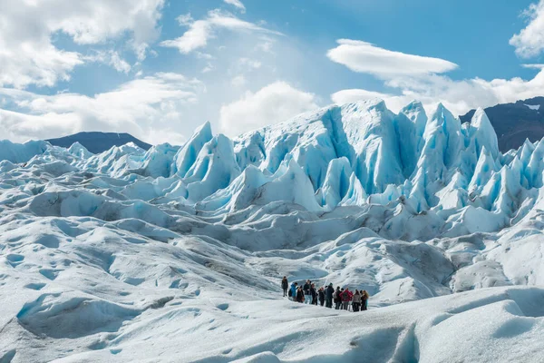 A Perito Moreno gleccser jégképződésén álló turisták — Stock Fotó
