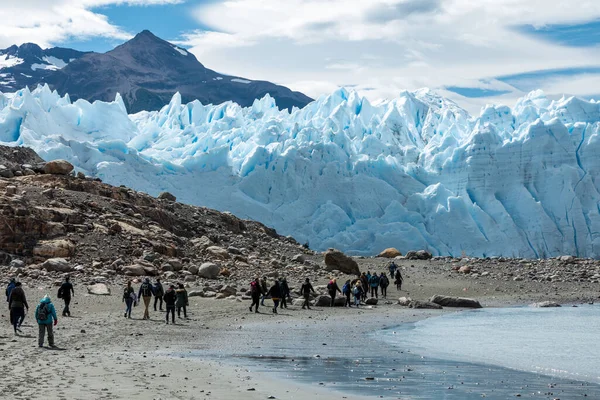 A Perito Moreno gleccser felé sétáló turisták — Stock Fotó