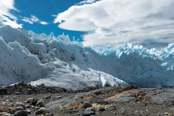 Couches de glace enneigée sur le glacier Perito Moreno — Photo