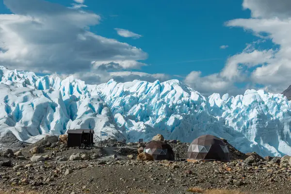 Tentes et cabines sur la formation rocheuse à côté du glacier Perito Moreno — Photo