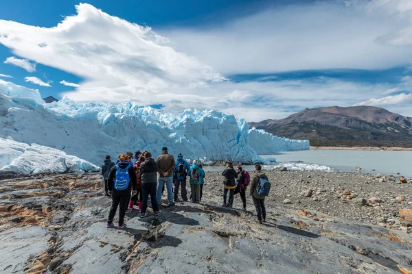 Perito Moreno Buzulu 'na bakan turistler — Stok fotoğraf