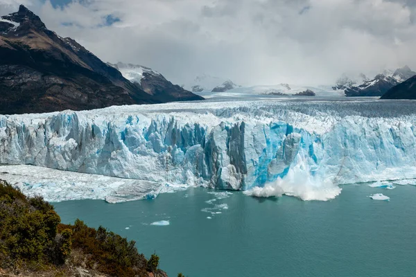 Grande pedaço de gelo está quebrando a geleira Perito Moreno — Fotografia de Stock