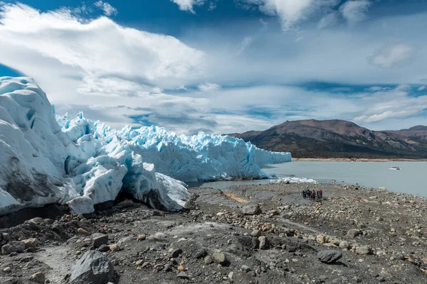 Touristes debout sur la formation rocheuse en face du glacier Perito Moreno — Photo