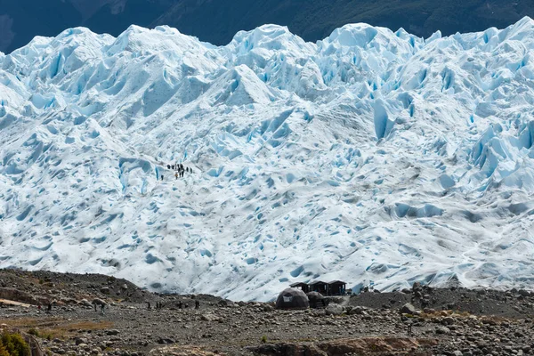 Touristes marchant sur la formation de glace du glacier Perito Moreno — Photo