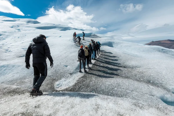 Turistler Perito Moreno buzulunda yürüyüş yapıyor. — Stok fotoğraf