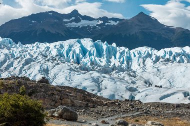 Perito Moreno Buzulu 'nun buz oluşumunda duran turist grupları