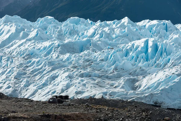 A turisták állnak a különböző szinteken a Perito Moreno gleccser — Stock Fotó