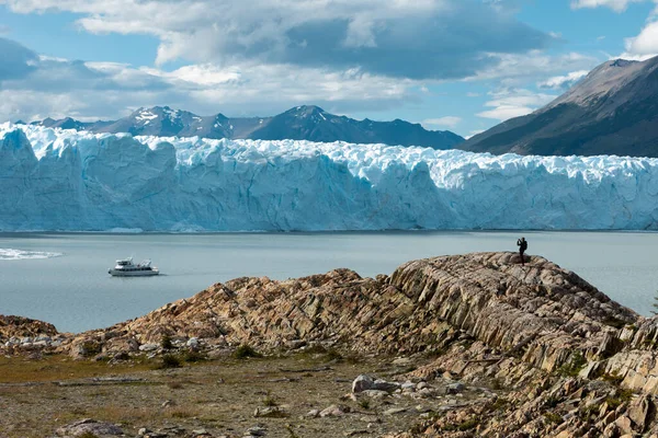 Perito Moreno Buzulu 'nun yanındaki kaya oluşumunda bir adam.