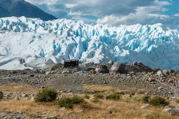 Tenten en cabines op de rotsformatie naast de Perito Moreno gletsjer — Stockfoto