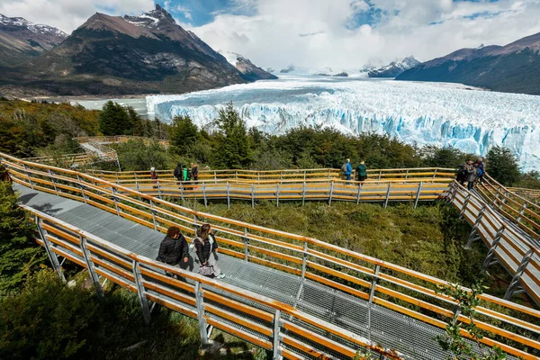 Touristen auf der Aussichtsplattform neben dem Perito-Moreno-Gletscher — Stockfoto