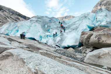 Turistler Jostedal Buzulu 'nun dalından iniyorlar.