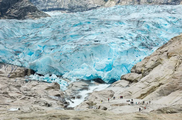 Touristes marchant sur la formation rocheuse du glacier Jostedal — Photo