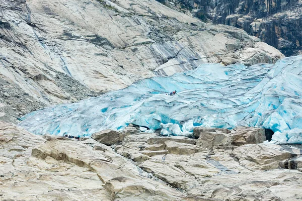 Les touristes marchent sur la calotte glaciaire du glacier Jostedal — Photo