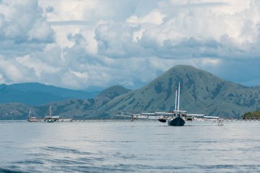 Deniz suyunda yüzen bir tekne