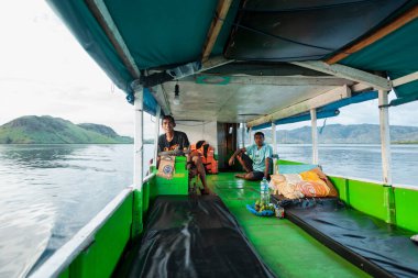 İki adam kayıkta oturuyor.