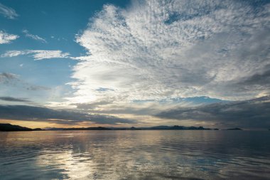 Günbatımı gökyüzü sirokümülüs bulutlarıyla dolu. 