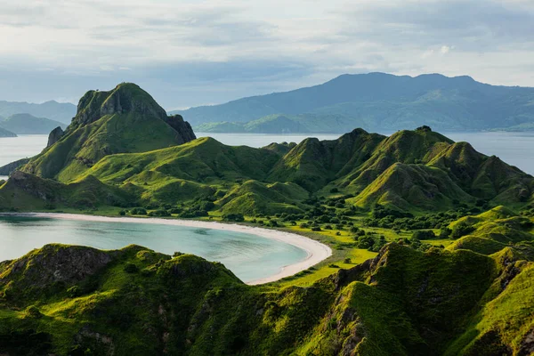 Padar adasının yeşil tepeli dağları 