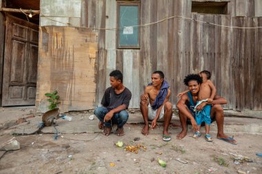 Sokakta gösteri yapan bir maymun ve yerel halk boş zaman geçiriyor.