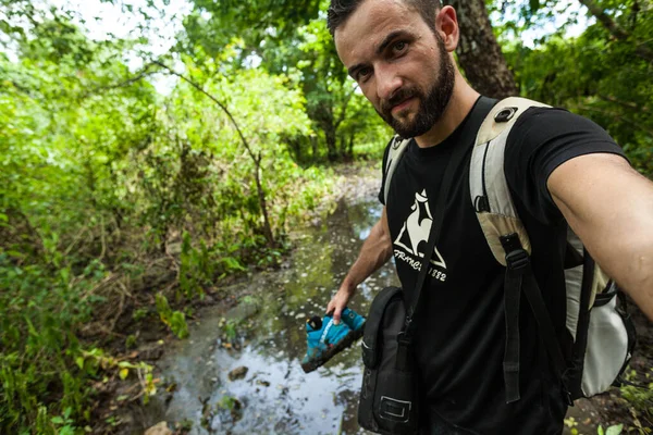 Egy férfi, aki szelfit csinál a monszun erdőben. — Stock Fotó
