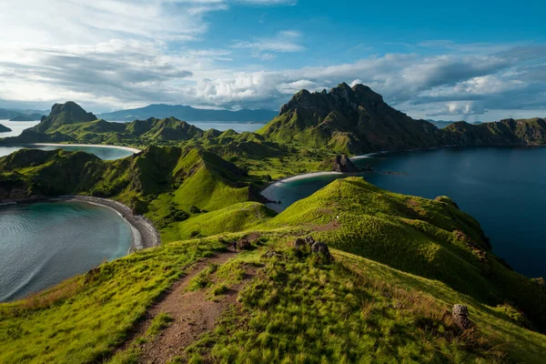Padar adasının tepesinde yürüyen bir adam 