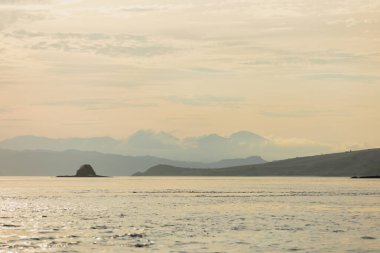 Komodo adalarının tepelerinde gün doğumu