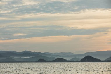 Komodo adalarının tepelerinde sabah sisi.