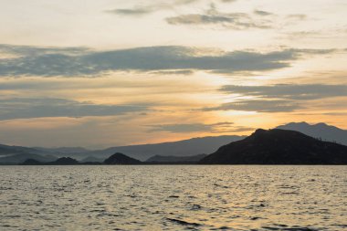 Komodo adalarının tepelerinde gün doğumu