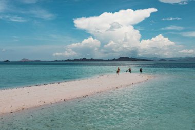 Turistler şnorkelle yüzmeye hazırlanıyor. 