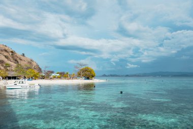 Turkuaz suda yuvarlak siyah şamandıralar.